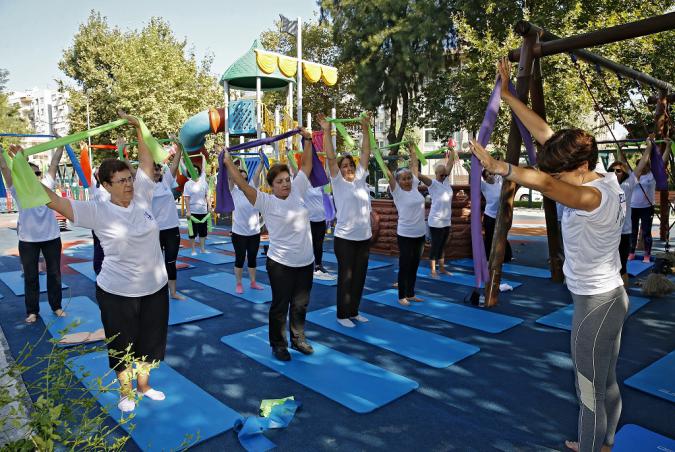 Güne Parkta Sporla Başlıyorlar