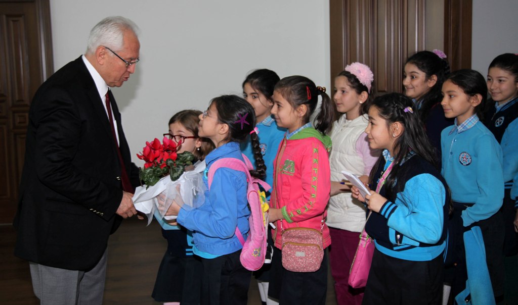 Karabağlar Belediyesi’nden İlçedeki Okullara 5 Milyon Liralık Destek