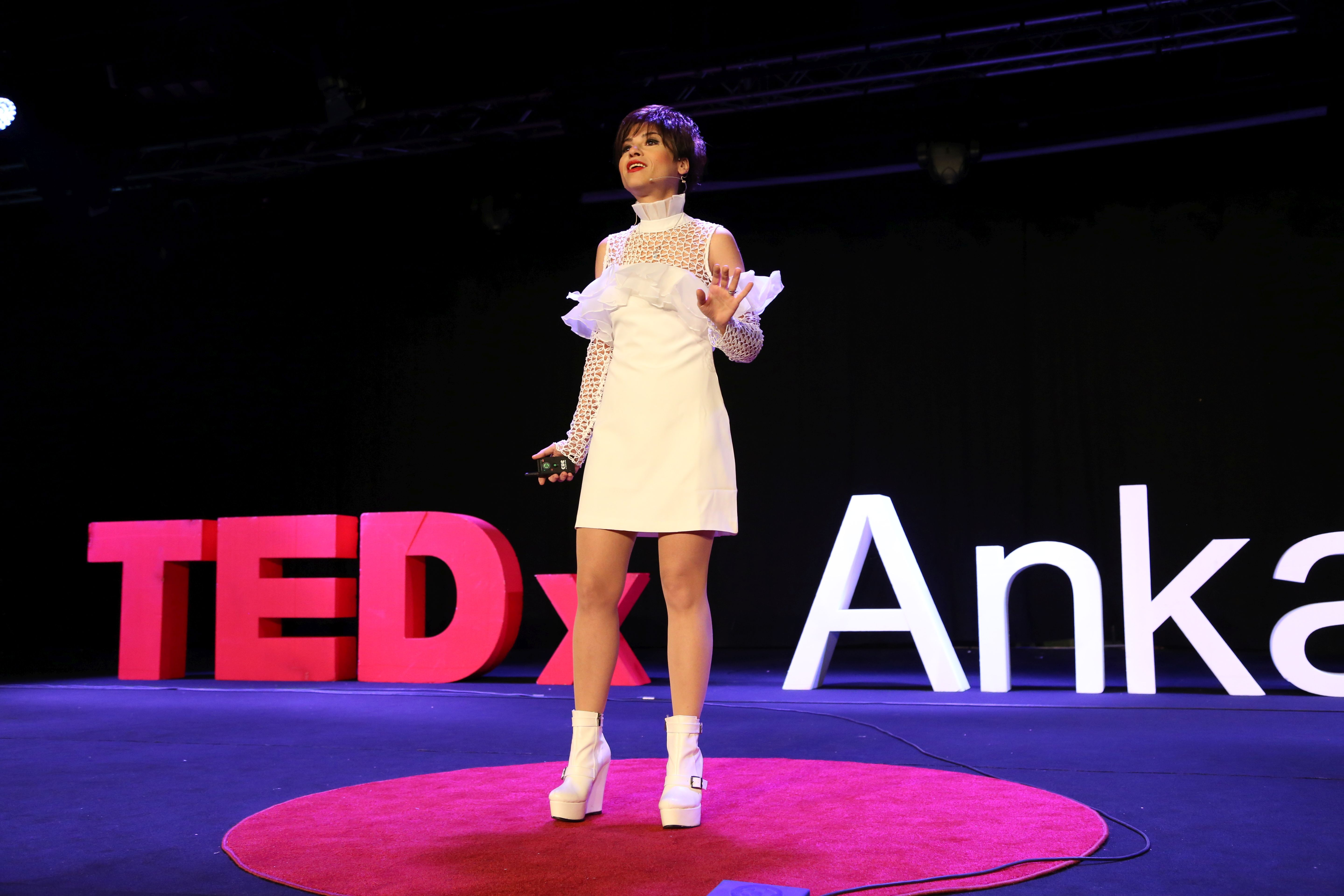 TED Konferansında Aydilge Damgası Aydilge, Eşini Ağlattı.