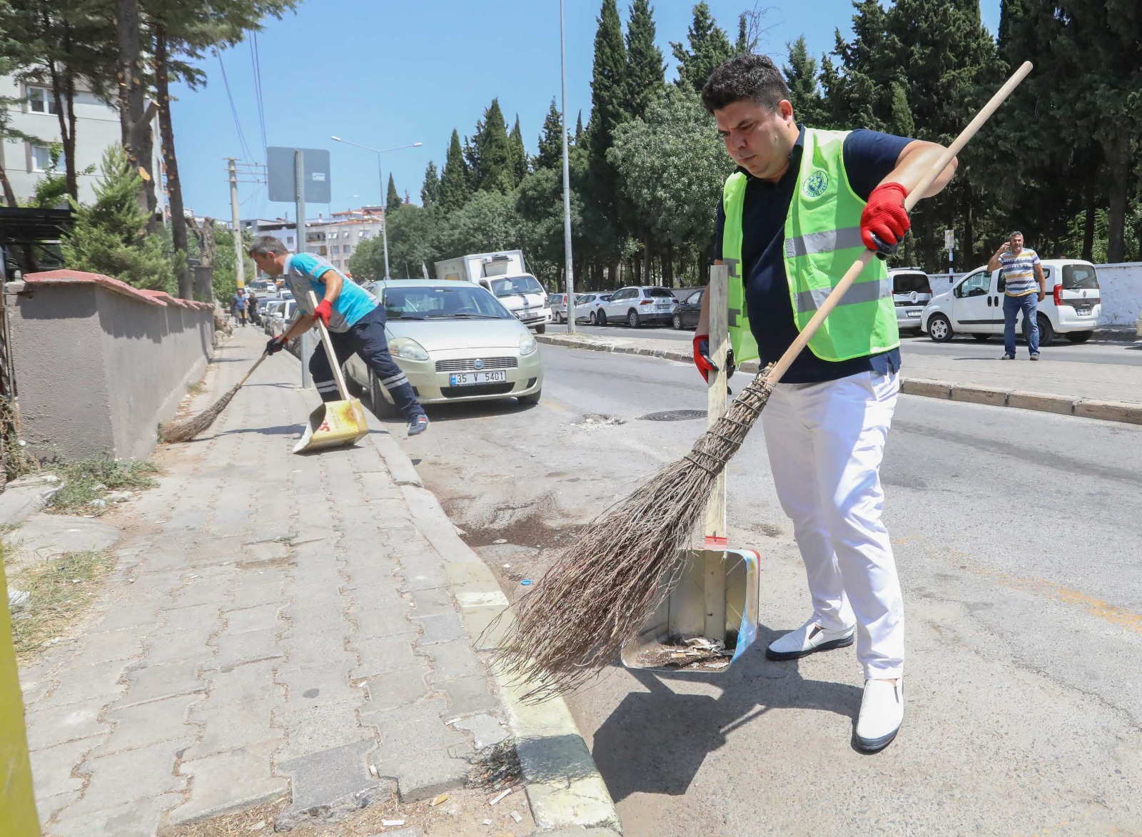 Başkan Kılıç eline süpürgeyi aldı, vatandaş şaşırdı kaldı