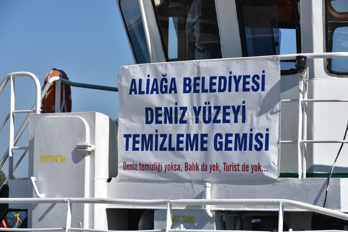 ALİAĞA BELEDİYESİ’NDEN DENİZ YÜZEYİNE ÖZEL BAKIM