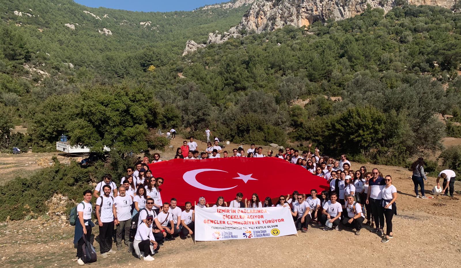 İzmir’in dağlarında çiçekler açtı