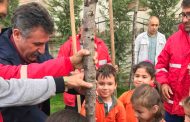 Başkan Sandal, öğrencilerle ağaç dikti
