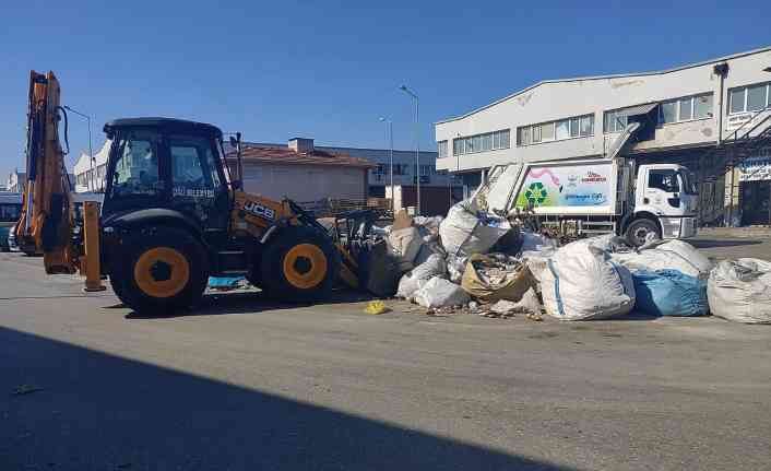 Çiğli Ata Sanayi Sitesinde büyük temizlik: 100 ton atık toplandı