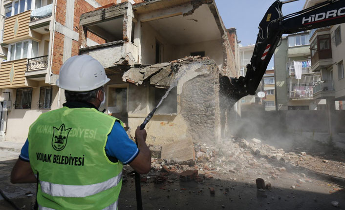 Konak’ta tehlike saçan binalara geçit yok