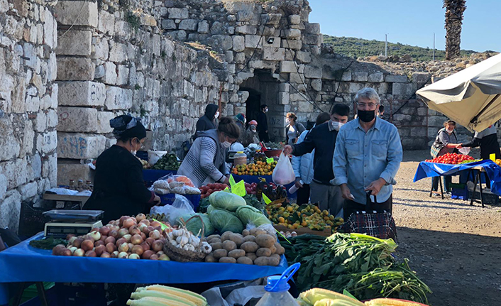 Sığacık Kaleiçi Pazarı tezgahlarını yeniden kurdu