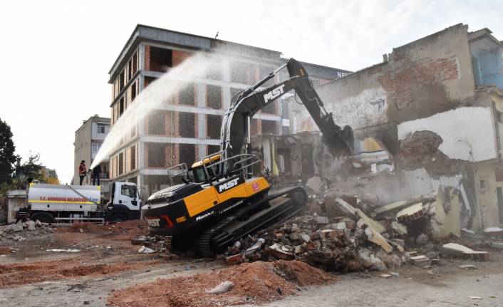 Bornova’da metruk binalar yıkılıyor