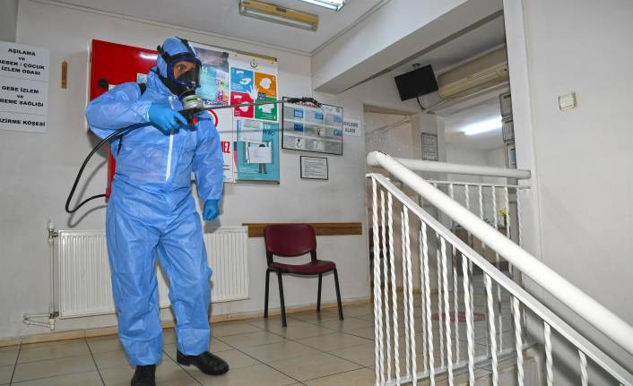 Karabağlar Belediyesi aşı merkezlerini de dezenfekte ediyor