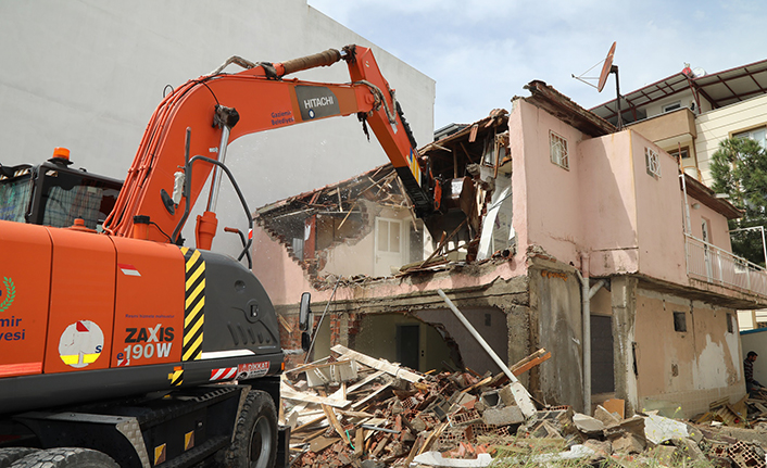 Gaziemir’de tespit edilen riskli yapılar yıkılıyor
