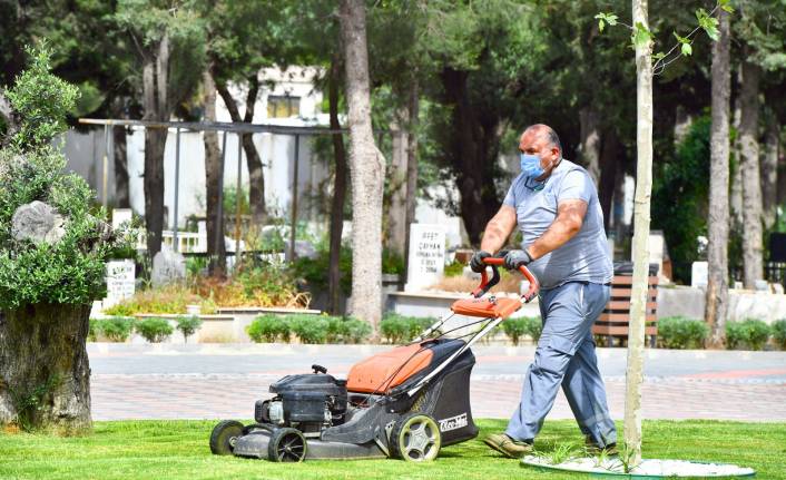 Mezarlıklar bayram sonrasına hazırlanıyor