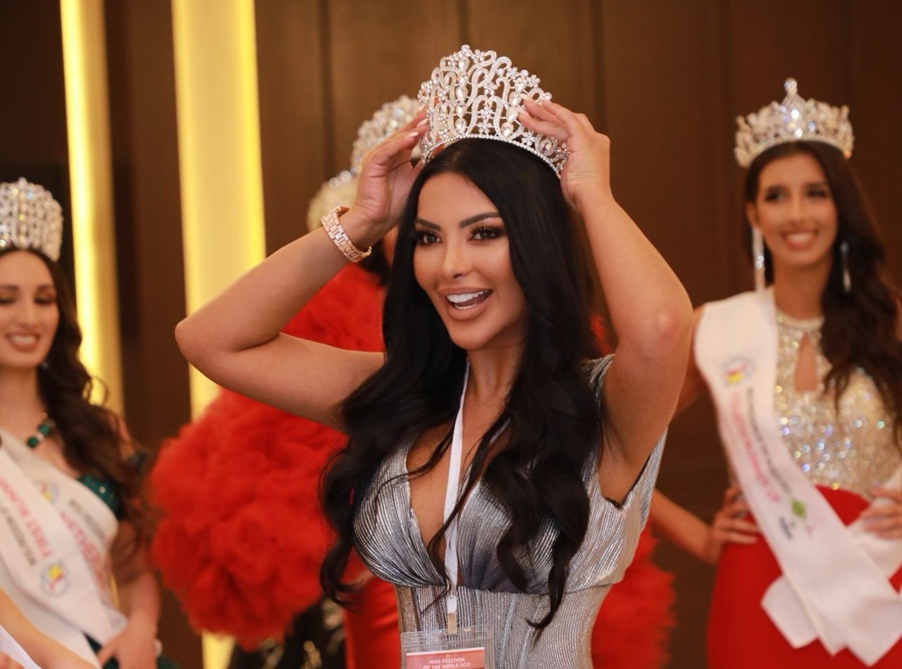 Gizem Şahin tacını yeni kraliçe Miss Belçika Phaedra Declercq devretti.