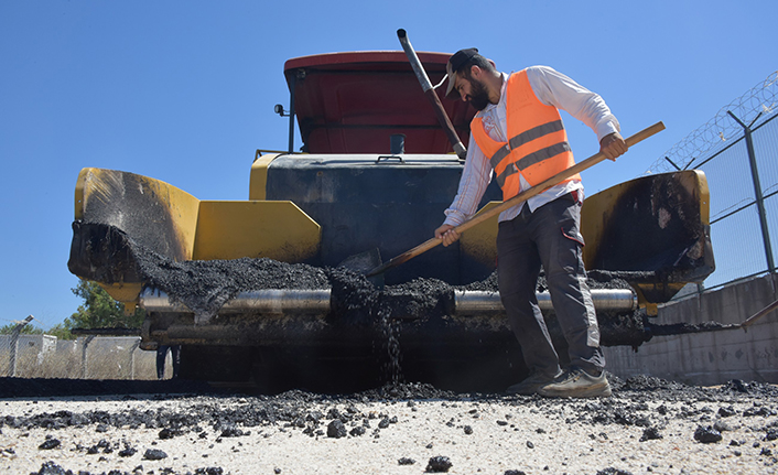 Aliağa'da yaz döneminde toplam 14 bin 620 ton asfalt atıldı