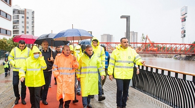 Başkan Soyer’den yağmur altında İZSU mesaisi