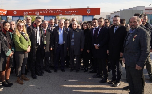 Zafer Partisi Genel Başkanı Prof. Dr. Ümit Özdağ, Sincan Kapalı Cezaevi önünde basın açıklaması