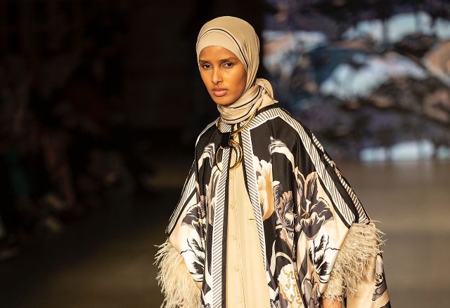 IMANNOOR, ISTANBUL MODEST FASHION WEEK DEFİLESİNDE ÜNLÜ MODEL RAWDAH İLE BÜYÜLEDİ